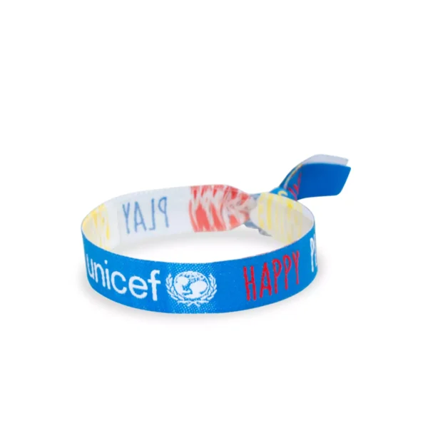 Pulsera de tela en color azul con motivos étnicos, para regalar un detalle solidario de UNICEF