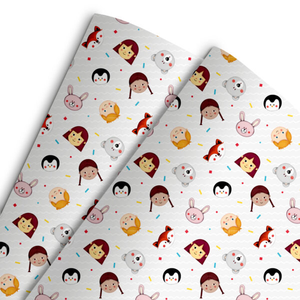 Papel de regalo solidario de color blanco, con diferentes motivos geométricos y dibujos de caras de niños y niñas