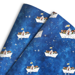 Papel de regalo solidario de color azul, con diseño de estrellas y barcos de papel con niños encima