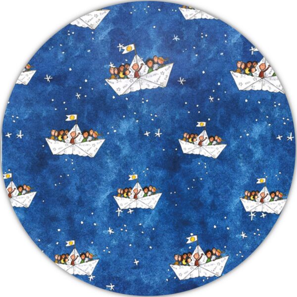 Detalle del papel de regalo de color azul, con diseño de estrellas y barcos de papel con niños encima
