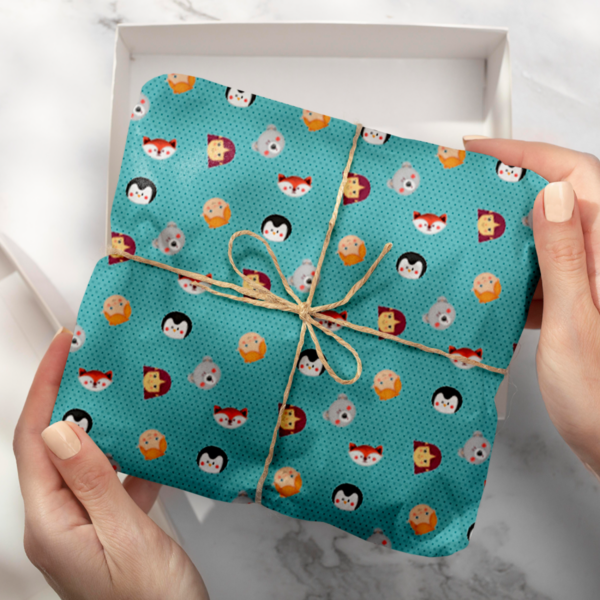 Imagen de paquete de regalo envuelto en el papel de regalo niños azul