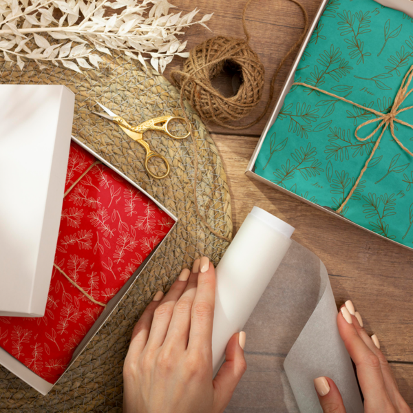 Imagen de regalos envueltos en los papeles de regalo organic grana y azul grana
