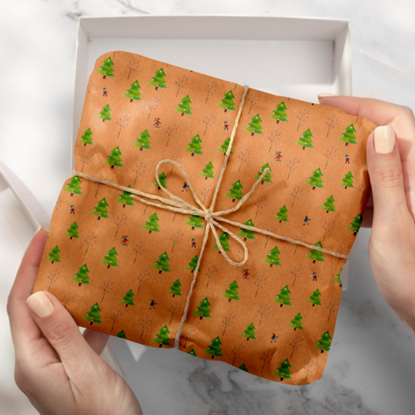 Imagen de paquete de regalo envuelto en el papel de regalo abeto