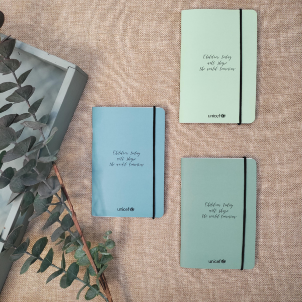 Bodegón con 3 modelos de cuaderno de bolsillo: verde granito, verde agua y azul celadón