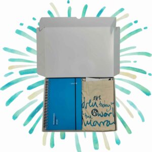 Pack de regalo con tote bag beige y cuaderno A5 reimaginando un mundo mejor de color azul cian