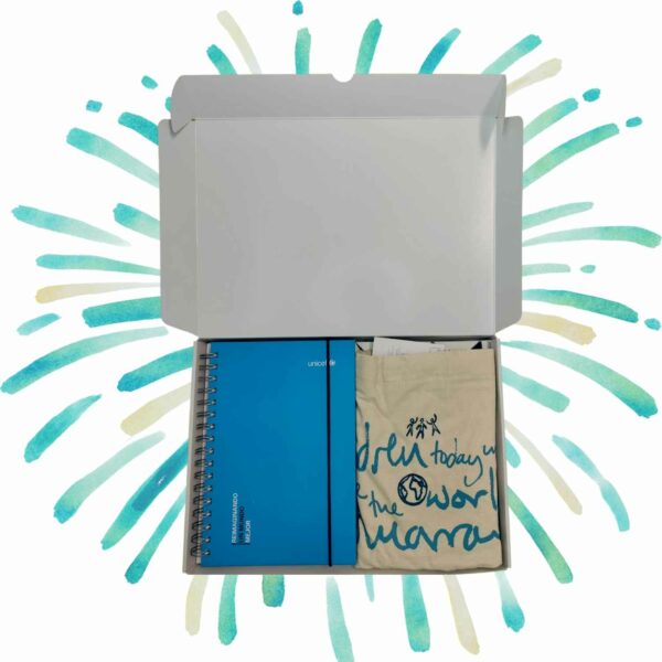 Pack de regalo con tote bag beige y cuaderno A5 reimaginando un mundo mejor de color azul cian