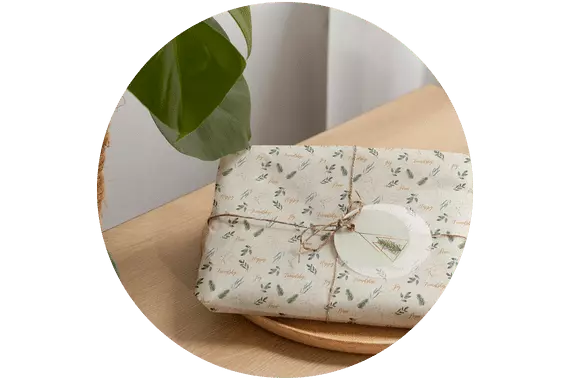 Bodegón decorativo con paquete envuelto en papel de regalo solidario "elegant nature"