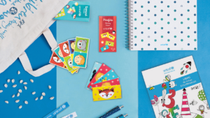 Bodegón de productos de regalo solidario UNICEF que impactan positivamente en la vida de los niños