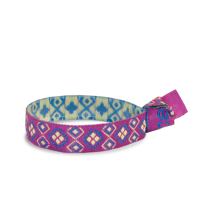 Pulsera de tela en color morado con motivos étnicos, para regalar un detalle solidario de UNICEF