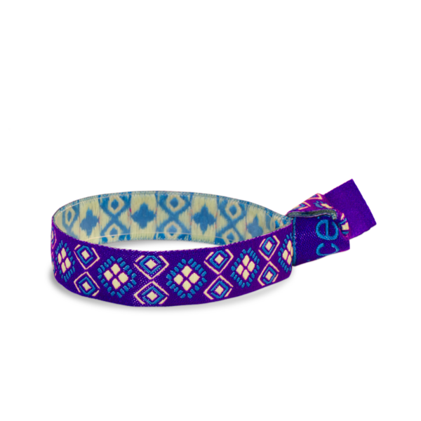 Pulsera de tela en color violeta con motivos étnicos, para regalar un detalle solidario de UNICEF
