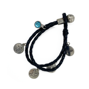 Pulsera "paz" de cuero ecosostenible, trenzado, con cinco charms plateados de diferentes formas y cierre metálico con forma de bola del mundo