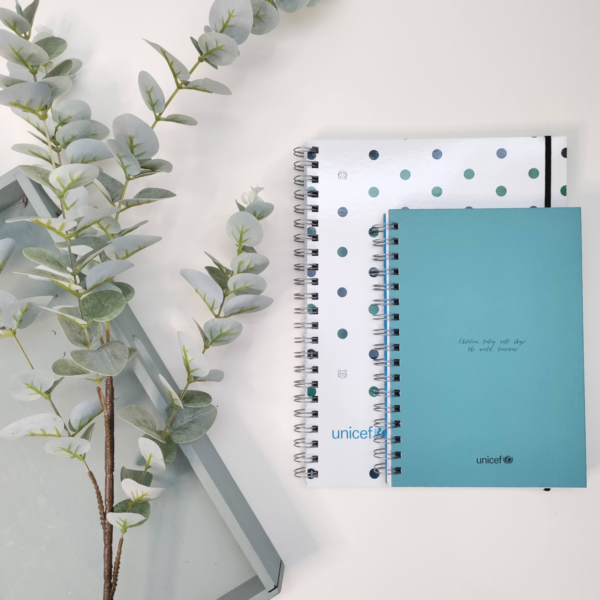 Bodegón con álbum cuaderno topos A4 y cuaderno A5 Children Today